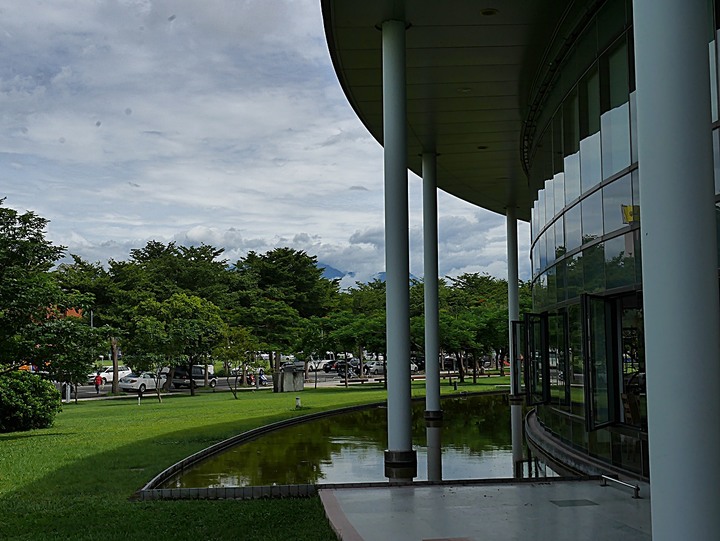 臺東市 台東美術館 — 後山唯一縣級美術館,有著茂密樹林與特色館室之打卡景點 — 臺東兩天一夜鐵道快閃行旅 (五)