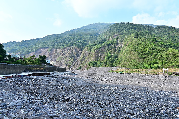點我看大圖 因莫拉克風災景觀消失的來義大峽谷現在景觀及銀河,從1月30日至7月19日的記錄。