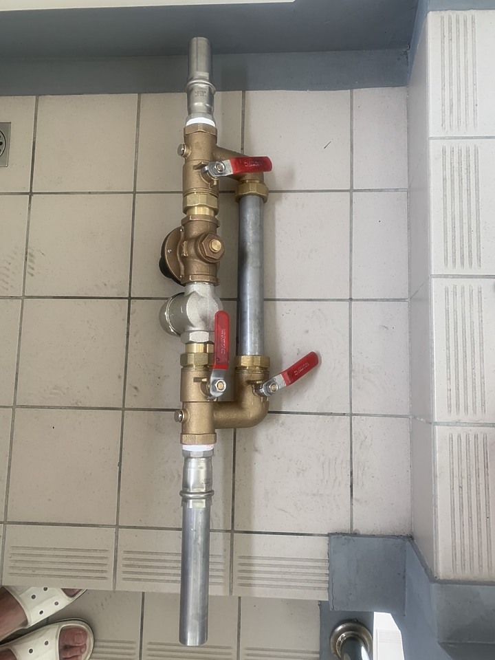 大樓洗完水塔後的悲劇事件....血噴數萬塊