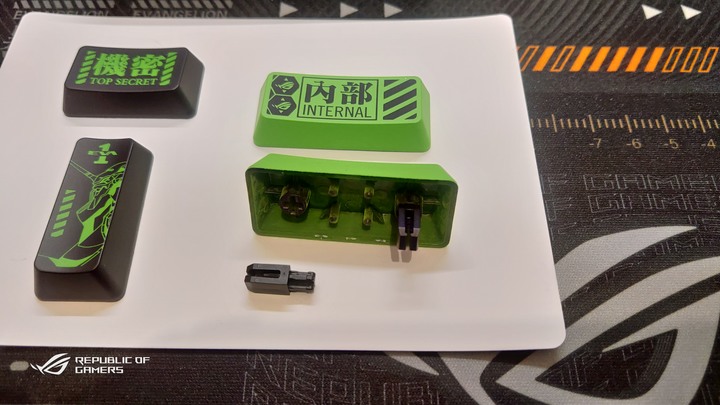 (簡單開箱)ROG x EVA Scope RX & ROG Scabbard II EVA 雙防水鍵盤&滑鼠墊