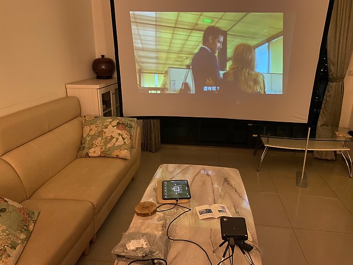 點我看大圖 開箱【微米】P3 DLP微型投影機(免插電口袋機)