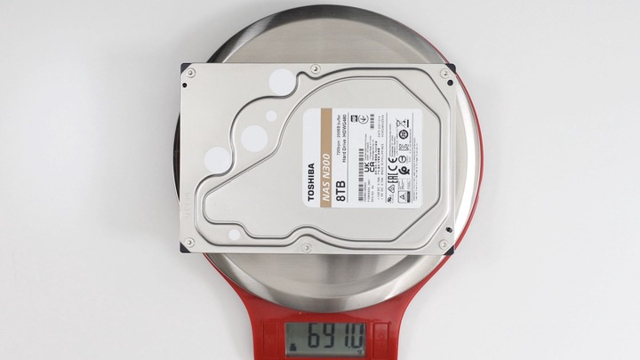 NAS 專用硬碟 TOSHIBA N300 8TB，兩顆一起做 RAID 0