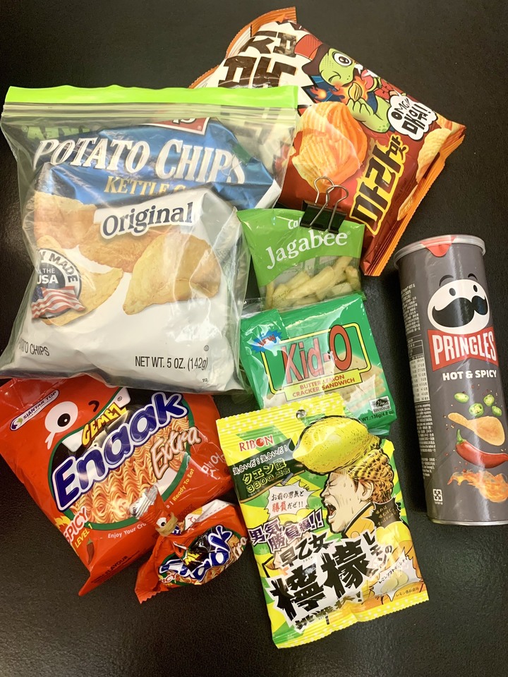 每次普渡去家樂福買太多 零食都只吃一口就剩一堆...