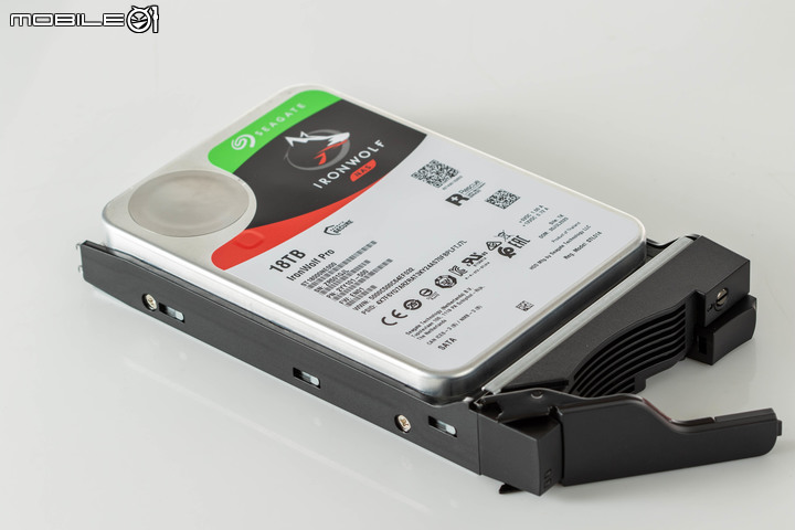 ASUSTOR Lockerstor AS6704T NAS 開箱實測 以 2.5 Gbps、4 SSD 配置的效能儲存裝置