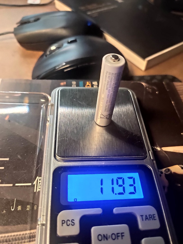 點我看大圖 無線滑鼠~~電池減重 (沒事別亂用輕量滑鼠)