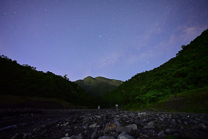 點我看大圖 因莫拉克風災景觀消失的來義大峽谷現在景觀及銀河,從1月30日至7月19日的記錄。