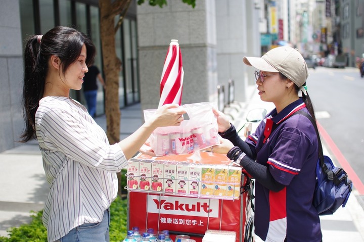 信譽好歷史悠久的大品牌「新養樂多」攻佔飲料市場獲佳評2新口味網友「封神」