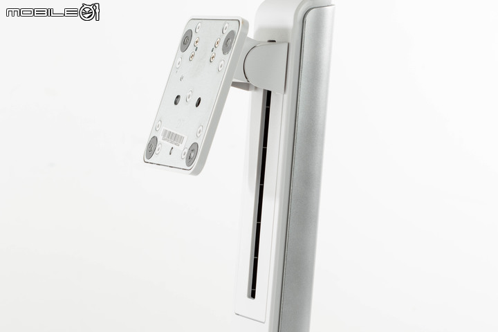 微星 Modern AM272P 12M All in One 電腦開箱實測 搭載豐富介面與美型設計的辦公能手