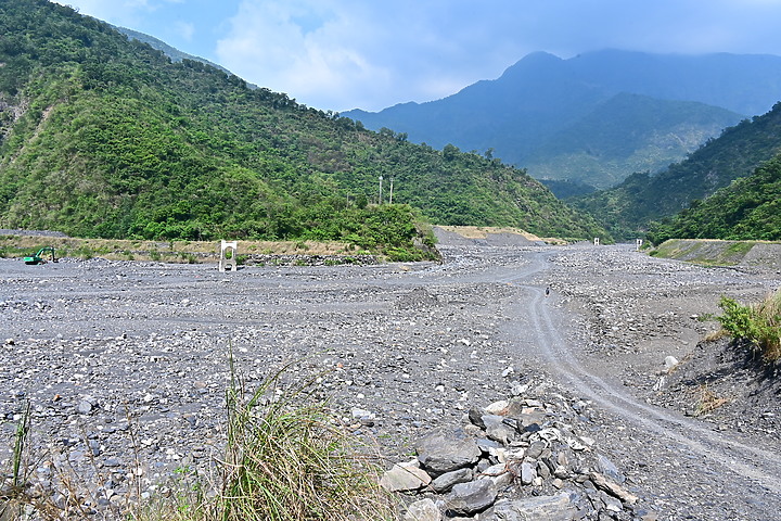點我看大圖 因莫拉克風災景觀消失的來義大峽谷現在景觀及銀河,從1月30日至7月19日的記錄。