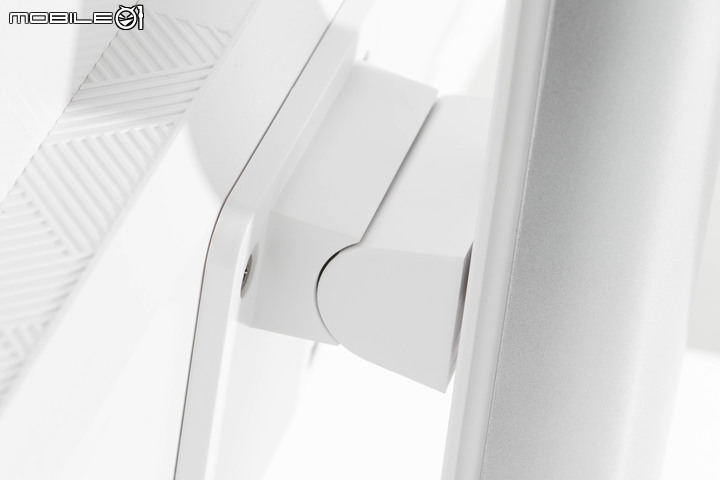微星 Modern AM272P 12M All in One 電腦開箱實測 搭載豐富介面與美型設計的辦公能手
