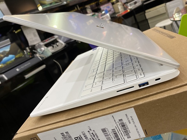 點我看大圖 第一手 開箱 dynabook GX50L-K 15.6吋效能筆電-星炫銀