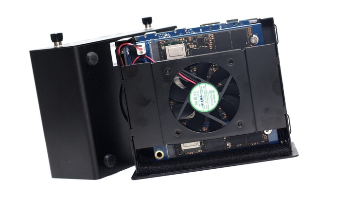 Thunderbolt 3 高速外接統一儲存空間 8TB。OWC Express 4M2 搭配四條 Micron Crucial P5 Plus 2TB