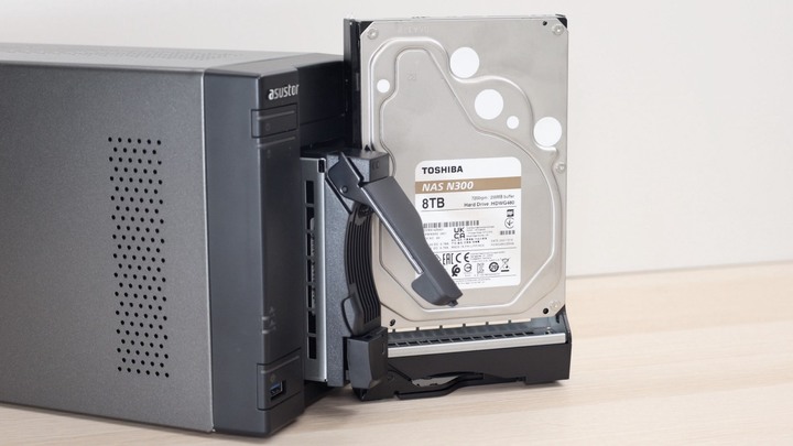 NAS 專用硬碟 TOSHIBA N300 8TB，兩顆一起做 RAID 0