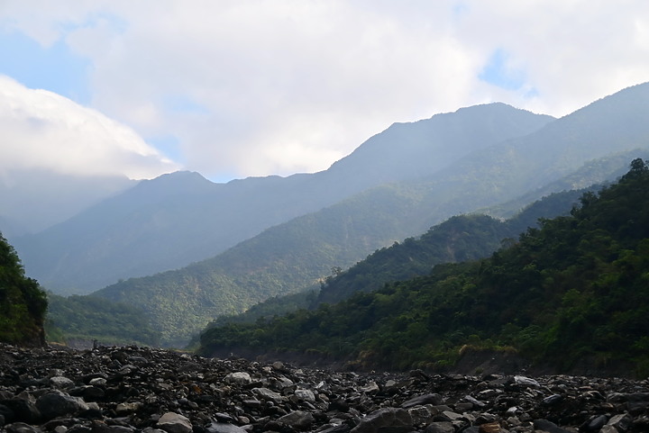 點我看大圖 因莫拉克風災景觀消失的來義大峽谷現在景觀及銀河,從1月30日至7月19日的記錄。