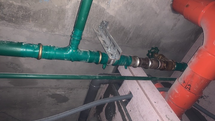 大樓洗完水塔後的悲劇事件....血噴數萬塊