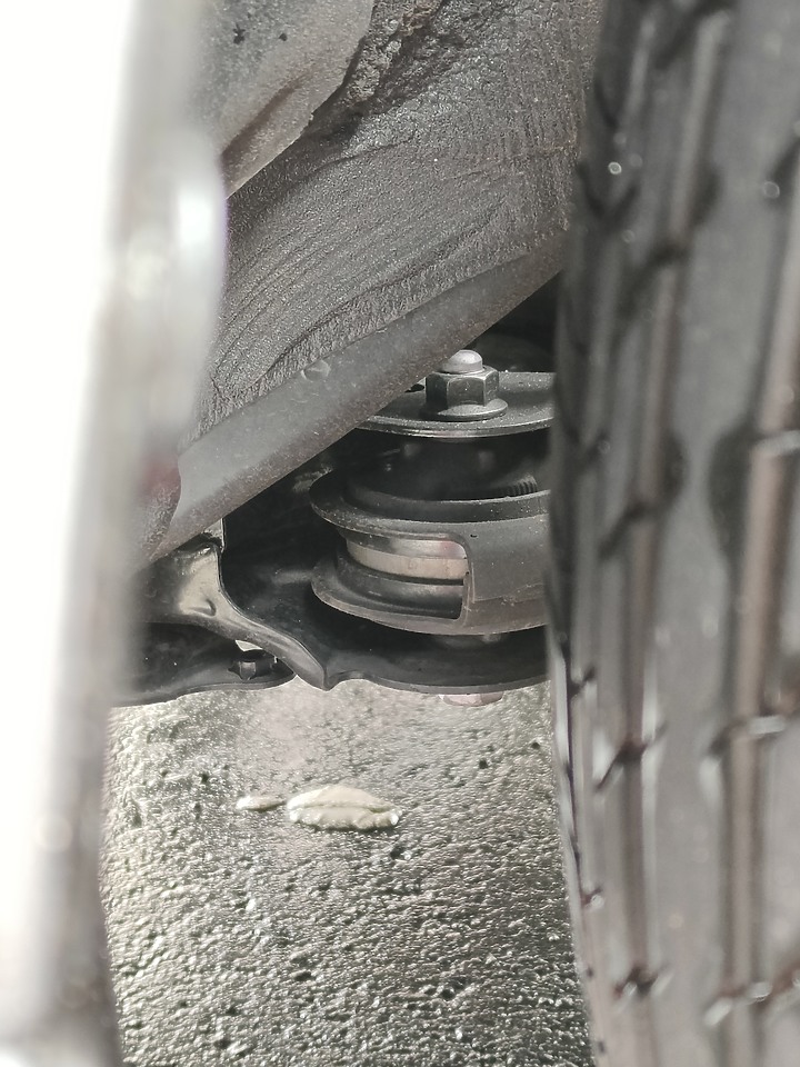 RAV4 這個地方有生鏽 正常的嗎?