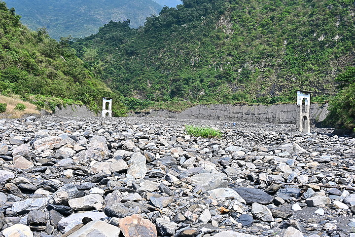點我看大圖 因莫拉克風災景觀消失的來義大峽谷現在景觀及銀河,從1月30日至7月19日的記錄。