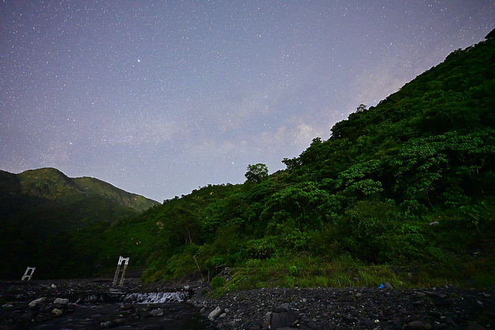 點我看大圖 因莫拉克風災景觀消失的來義大峽谷現在景觀及銀河,從1月30日至7月19日的記錄。