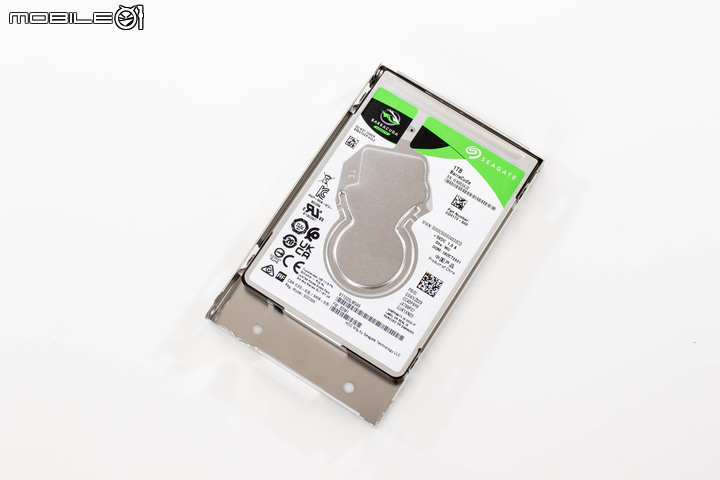 微星 Modern AM272P 12M All in One 電腦開箱實測 搭載豐富介面與美型設計的辦公能手