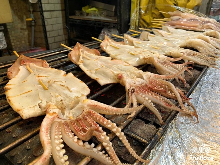 新鮮現烤，鮮甜彈牙的烤魷魚，獨特醬料使味道更加豐富