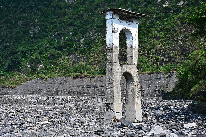 點我看大圖 因莫拉克風災景觀消失的來義大峽谷現在景觀及銀河,從1月30日至7月19日的記錄。