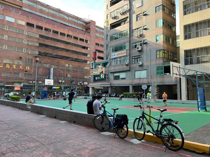 縣府家樂福【公園雅築】挑高夾層美套房→附室內機車車位/有瓦斯可開火/下樓就是商圈+公園