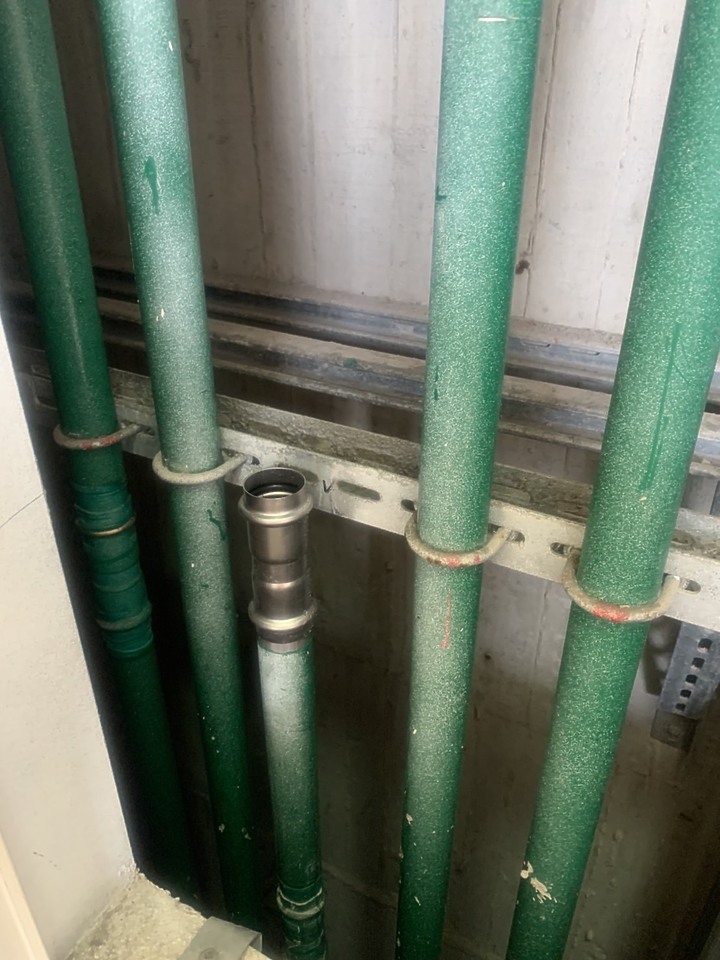 大樓洗完水塔後的悲劇事件....血噴數萬塊