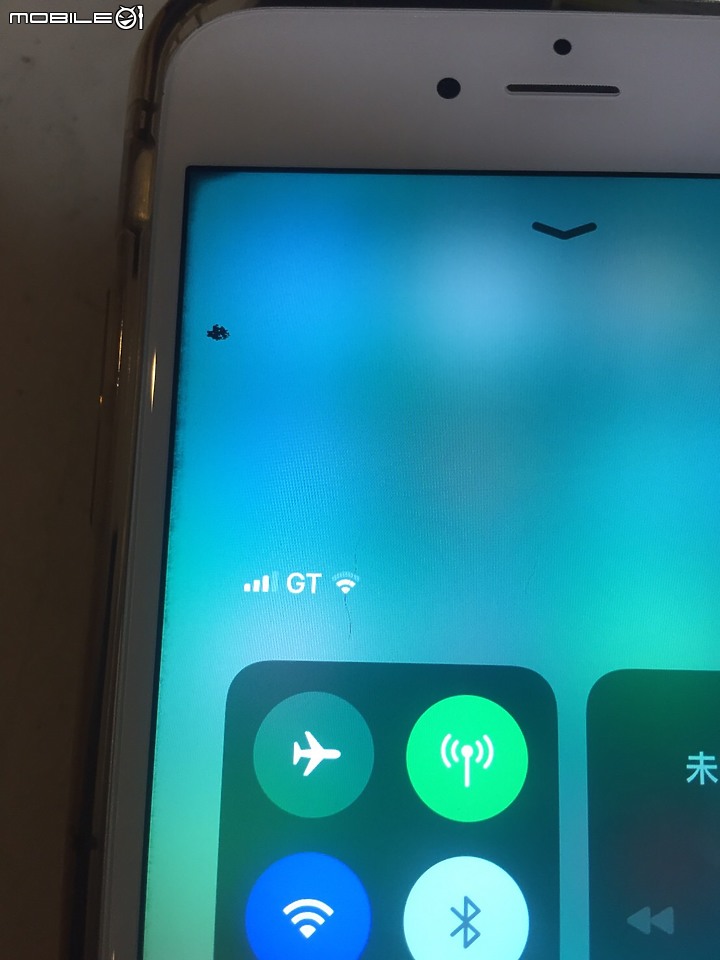 I6 plus換完螢幕後 回家發現黑點 有達人知道是什麼原因嗎?(圖)