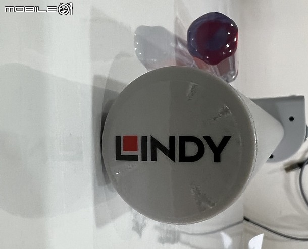 [開箱] 顯示器好幫手 LINDY 林帝 40692 C型夾鉗式支桿/ 40695 短旋支臂