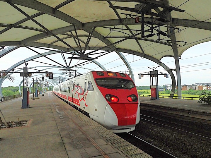冬山火車站,外掛冬山魚丸米粉 — 平原上的大瓜棚,拍火車的好景點,新增許多裝置藝術