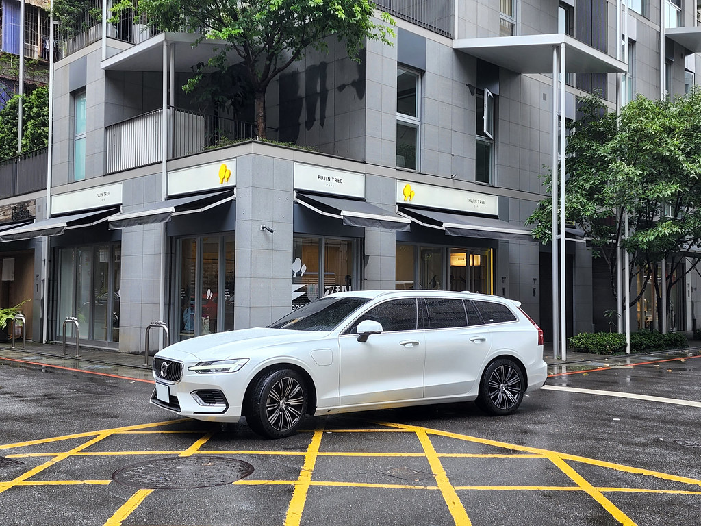 (chujy) VOLVO V60 Recharge T8 Momentum 雙能電動，聰明選擇