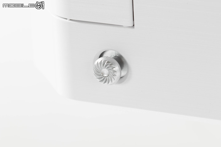 微星 Modern AM272P 12M All in One 電腦開箱實測 搭載豐富介面與美型設計的辦公能手