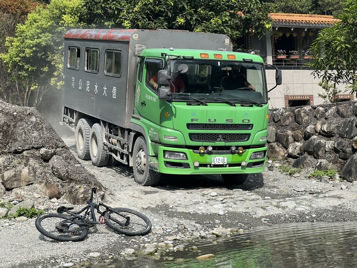 夏日涼快活- 武荖坑林道親子騎水趣