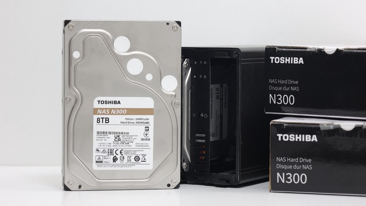 NAS 專用硬碟 TOSHIBA N300 8TB，兩顆一起做 RAID 0