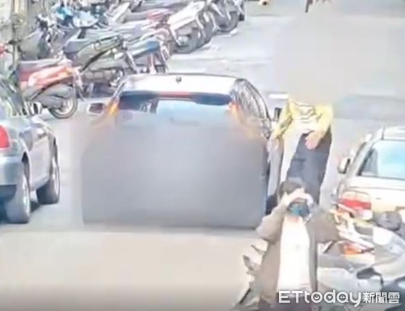 真相片!阿公摸車2下喊手痛要3千他調監視器才知被碰瓷怒告