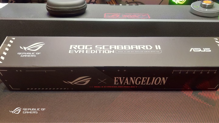 點我看大圖 (簡單開箱)ROG x EVA Scope RX & ROG Scabbard II EVA 雙防水鍵盤&滑鼠墊