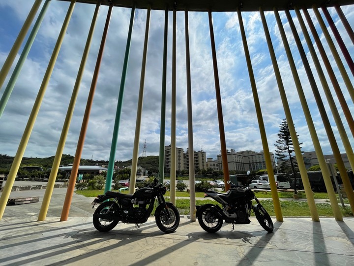 Triumph T120＆Husqvarna 401，散步海景第一排的午後