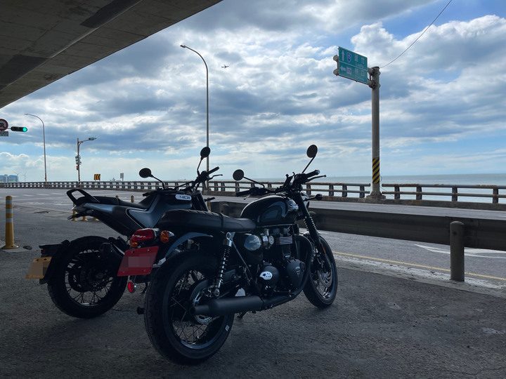 Triumph T120＆Husqvarna 401，散步海景第一排的午後