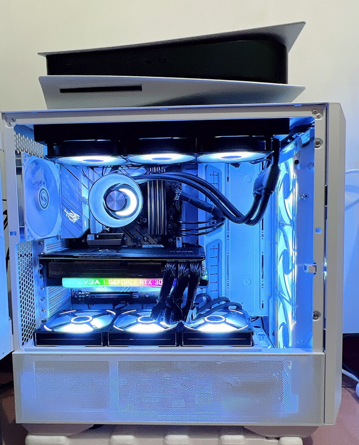 海量硬碟安裝、10顆風扇散熱、整線苦手救星 - LIAN LI LANCOOL III RGB 雙側透玻璃機殼