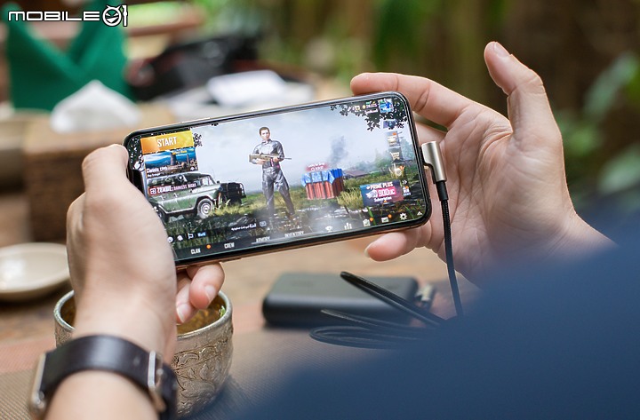 點我看大圖 iPhone 電競手遊保護貼怎麼選?ZEELOT 細緻霧滿版玻璃保護貼開箱實測