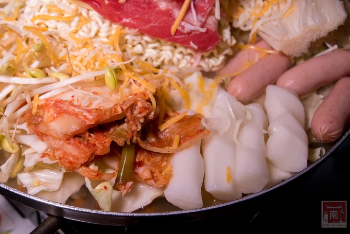 【臺南美食】開了10幾年台南韓式料理店，15道韓國小菜無限供應，供應韓國道地美食、烤肉及部隊鍋~韓朝崇明店