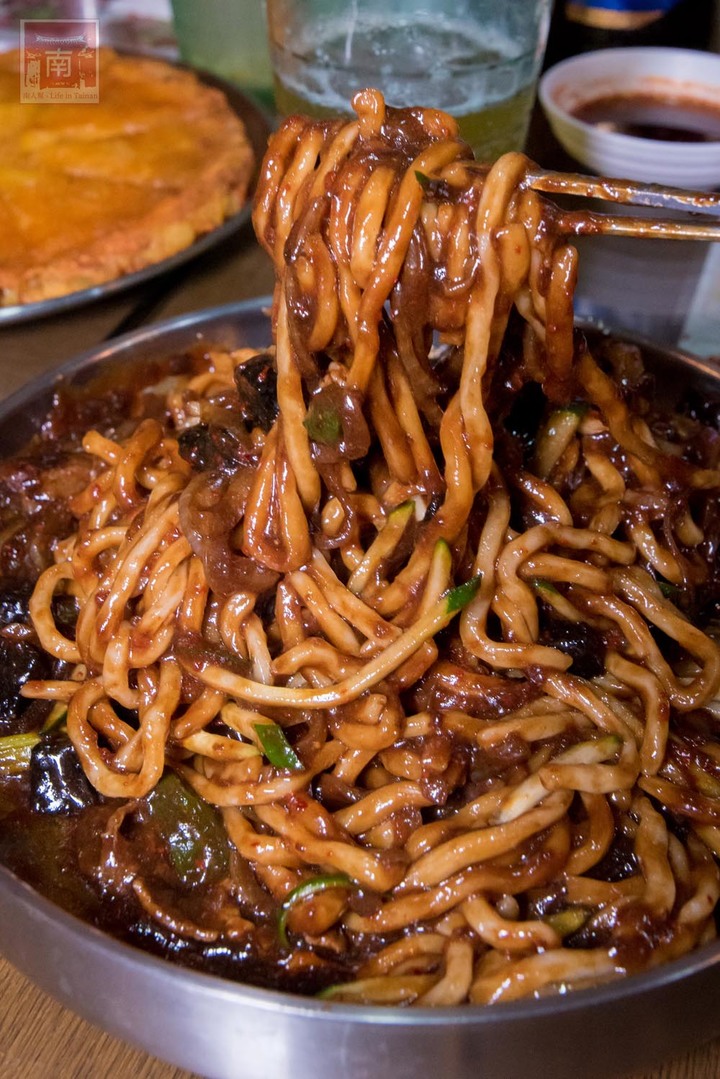 【臺南美食】開了10幾年台南韓式料理店，15道韓國小菜無限供應，供應韓國道地美食、烤肉及部隊鍋~韓朝崇明店