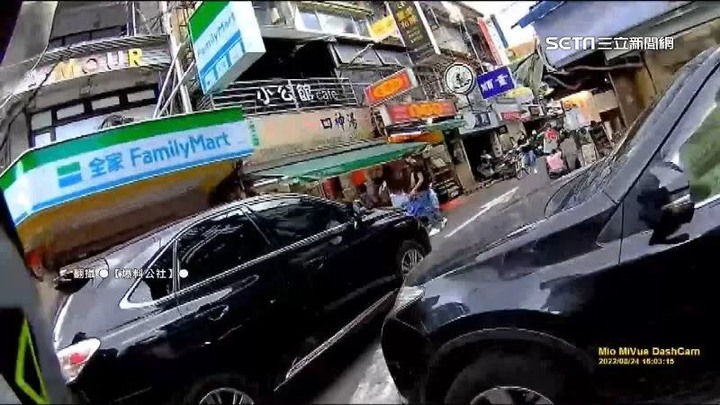 2車違停巷口擋道 騎士按喇叭抱怨「店員無視繼續搬貨」