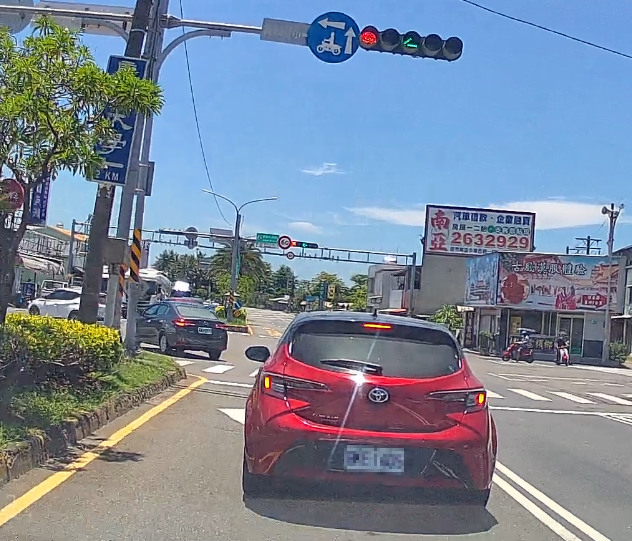 左轉綠燈亮了,前車卻不轉怎麼辦?