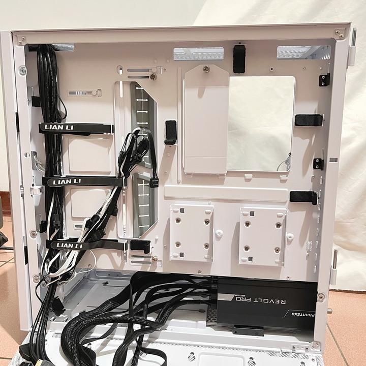 海量硬碟安裝、10顆風扇散熱、整線苦手救星 - LIAN LI LANCOOL III RGB 雙側透玻璃機殼