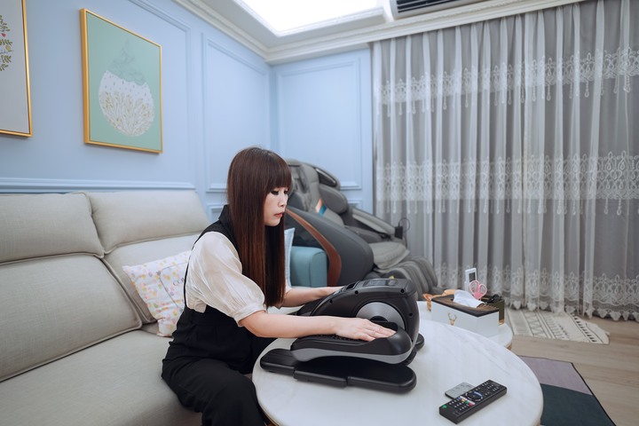 【生活│保健】健康老施電動健步機。居家運動,造福銀髮族,可主、被動進行關節活動,復健或運動都適合,日走萬步輕鬆達成