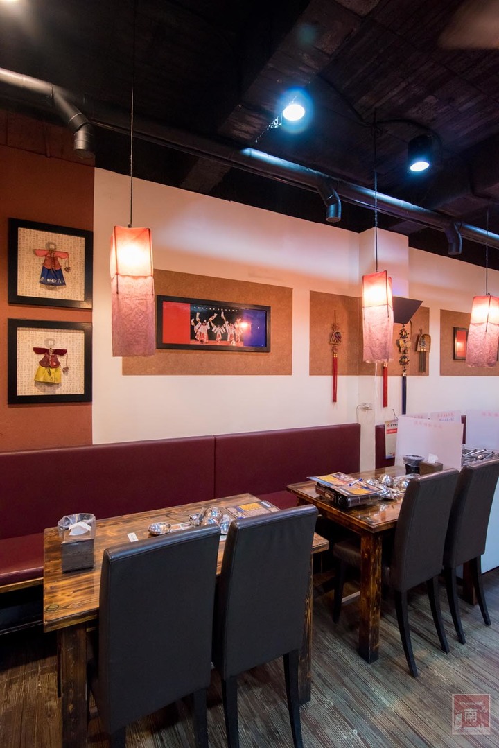 【臺南美食】開了10幾年台南韓式料理店，15道韓國小菜無限供應，供應韓國道地美食、烤肉及部隊鍋~韓朝崇明店