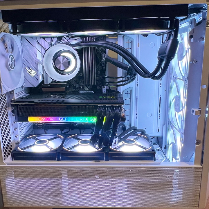 海量硬碟安裝、10顆風扇散熱、整線苦手救星 - LIAN LI LANCOOL III RGB 雙側透玻璃機殼