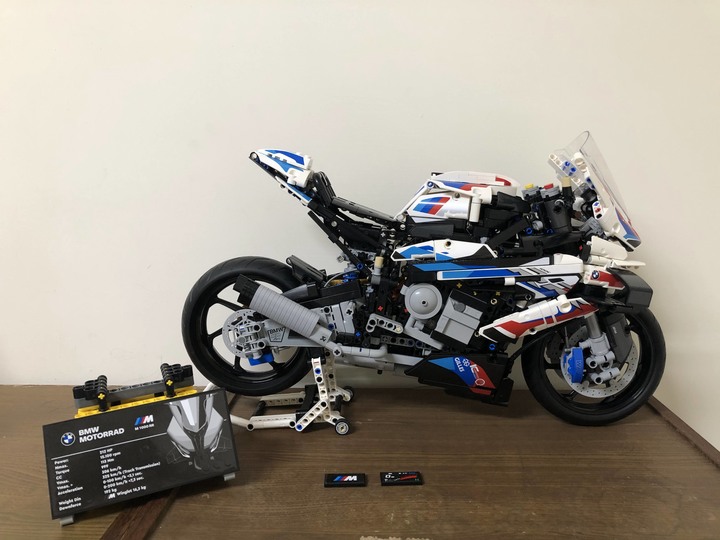 點我看大圖 首踏LEGO樂高!開箱把玩、展示一把罩BMW M1000RR (42130)