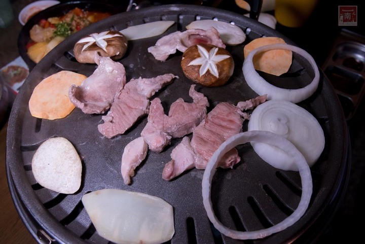 【臺南美食】開了10幾年台南韓式料理店，15道韓國小菜無限供應，供應韓國道地美食、烤肉及部隊鍋~韓朝崇明店